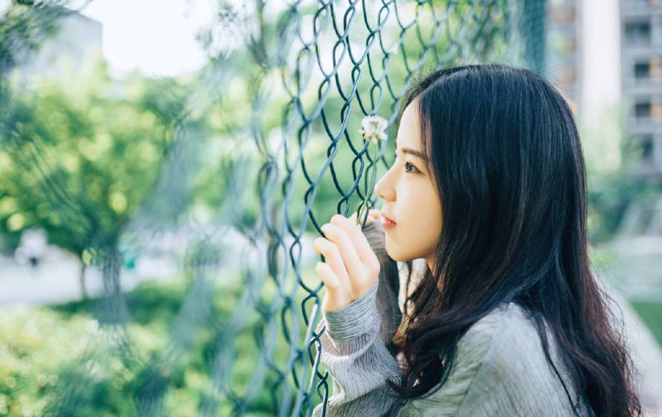 “三弟何故回来？”看到此人，诸葛亮神色一动，沉声道：“可是蜀中有新的消息？”